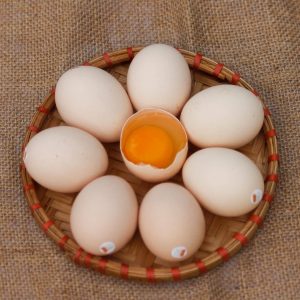 Trứng gà thảo dược (Khay 10 trứng)